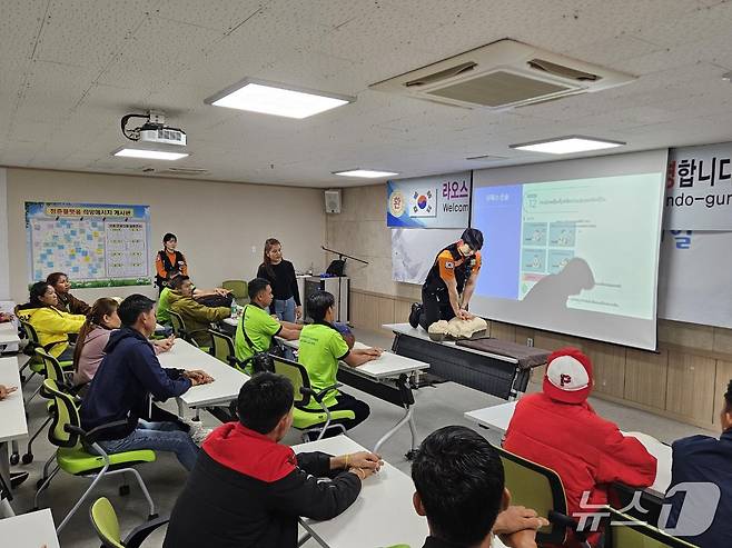 진도소방서 직원들이 라오스 출신 계절근로자들을 대상으로  맞춤형 소방안전교육을 실시하고 있다.(진도소방서 제공, 재판매 및 DB 금지)