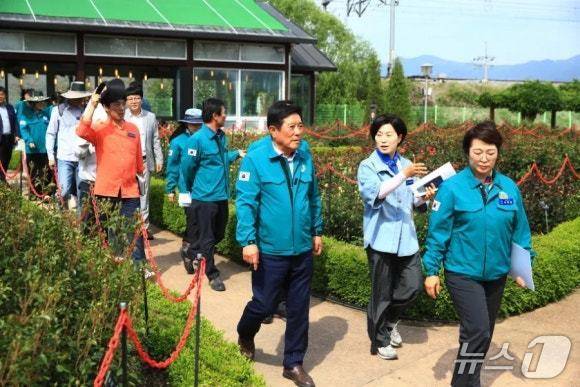 조상래 곡성군수(오른쪽 세번째)가  섬진강기차마을에서 '세계장미축제추진상황 현장 보고회'를 개최하고 준비 상황을 점검하고 있다(곡성군 제공)
