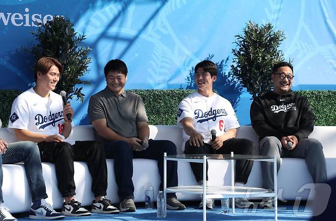 김혜성(오른쪽에서 두 번째)과 야마모토 요시노부(왼쪽). ⓒ AFP=뉴스1