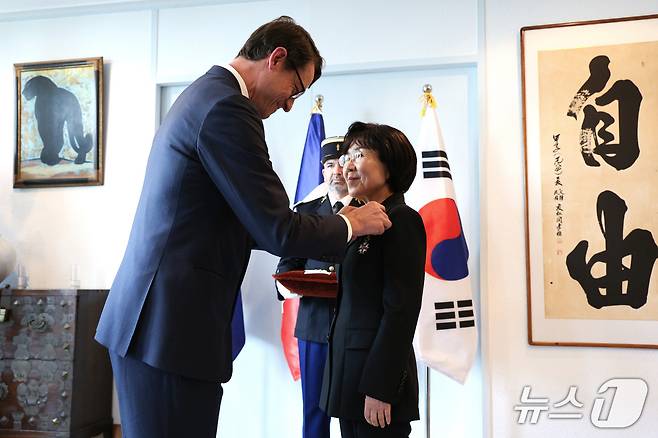최정화 한국이미지커뮤니케이션연구원 이사장이 15일 오후 서울 서대문구 주한프랑스대사관에서 열린 수훈식에서 필립 베르투 주한 프랑스대사로부터 '레지옹 도뇌르 오피시에' 훈장을 받고 있다. 최 이사장은 한불 관계 증진 및 문화 교류에 기여한 공로를 인정받아 프랑스 국가 최고 훈장인 레지옹 도뇌르 오피시에를 한국 여성 최초로 받았다. 2025.5.15/뉴스1