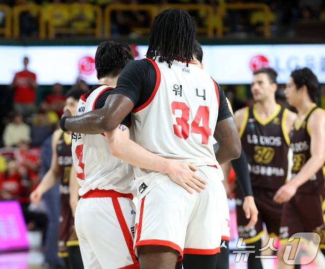 15일 오후 경남 창원체육관에서 열린 '2024-25 KCC 프로농구 챔피언결정전 6차전' 창원 LG 세이커스와 서울 SK 나이츠의 경기에서 SK 자밀 워니가 동료를 응원하고 있다. 2025.5.15/뉴스1 ⓒ News1 윤일지 기자