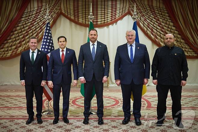 마코 루비오 미국 국무 장관과 마이크 왈츠 국가안보보좌관, 안드리 예르마크 우크라이나 대통령 비서실장, 안드리 시비하 외무장관, 루스템 우메로우 국방 장관이 11일 (현지시간) 사우디아라비아 제다에서 고위급 회담을 마친 뒤 포즈를 취하고 있다. 2025.03.12 ⓒ AFP=뉴스1 ⓒ News1 우동명 기자