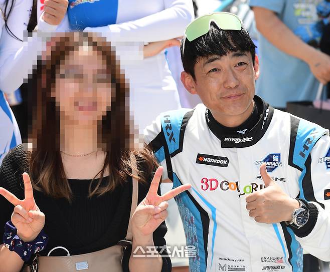 개막전에서 한민관이 한 팬과 포토타임을 갖고 있다. 이주상기자 rainbow@sportsseoul.com