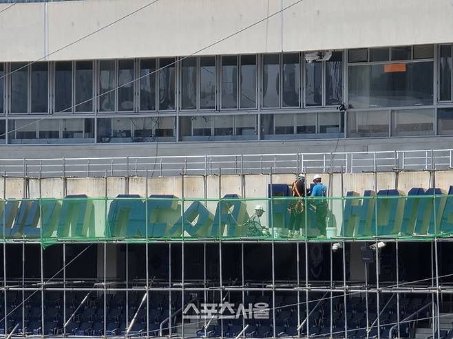 창원NC파크에 10명이 넘는 인원이 나와 정비 작업을 진행하고 있다. 사진 | 스포츠서울DB