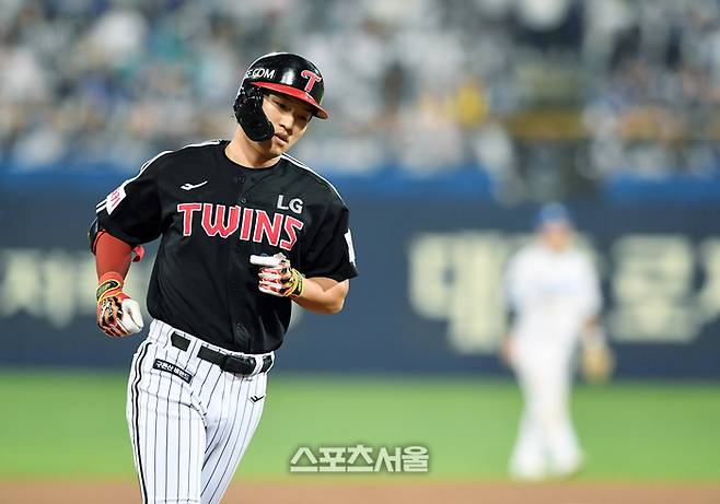 LG 박해민이 15일 대구 삼성라이온즈파크에서 열린 2024 KBO리그 삼성과 플레이오프 2차전 9회초 무사 삼성 이승현을 상대로 솔로 홈런을 친 뒤 베이스를 들고 있다. 대구 | 박진업 기자 upandup@sportsseoul.com