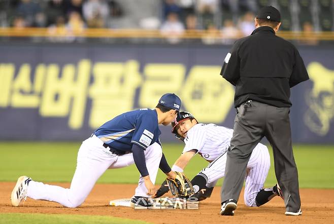 LG 박해민이 23일 서울 잠실구장에서 열린 2025 KBO리그 NC와 경기 4회말 2사1루 신민재 타석 때 2루 도루에 성공하고있다. 잠실 | 최승섭기자 thunder@sportsseoul.com