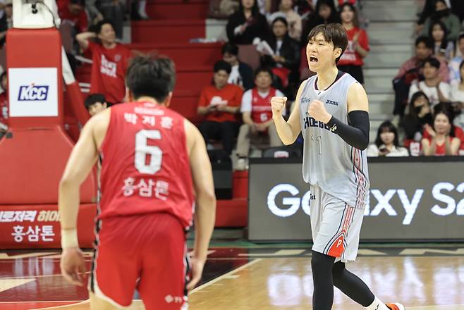 현대모비스 이우석(우)이 올시즌을 끝으로 상무에 입대한다. 사진 | 연합뉴스