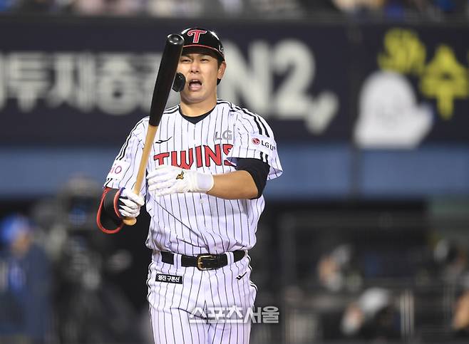 LG 홍창기가 15일 잠실구장에서 열린 2025 KBO리그 삼성과 경기 7회말 1사2루 파울을 친 후 아쉬워하고 있다. 잠실 | 최승섭기자 thunder@sportsseoul.com