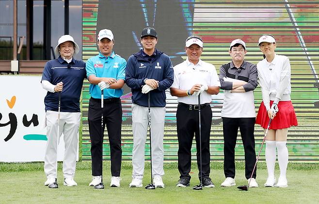 SK텔레콤오픈 채리티오픈에 출전한 연예인과 발달장애 골프선수들이 기념촬영하고 있다. 왼쪽부터 서경석 이승민 장유빈 최경주 이경구 김선영. 사진 | KPGA