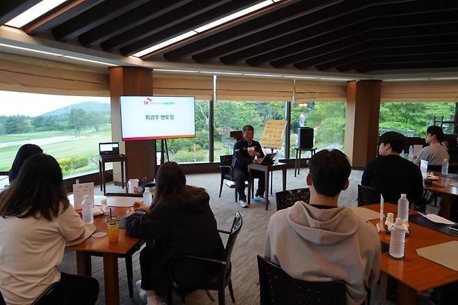 최경주가 13일 제주지역 자립준비청년 멘토링 프로그램에서 청년들에게 경험담을 들려주고 있다. 사진 | SK텔레콤