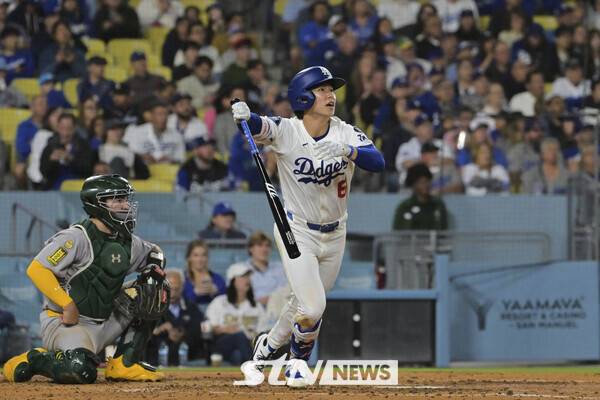 LA 다저스의 김혜성이 14일(현지 시간) 미 캘리포니아주 로스앤젤레스의 다저스타디움에서 열린 2025 메이저리그 오클랜드 애슬레틱스와의 경기 5회 말 동점을 기록하는 1점 홈런(시즌 1호)을 친 후 타구를 바라보고 있다. 사진┃뉴시스/AP