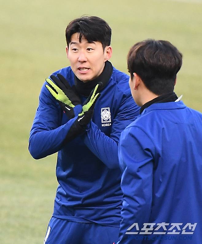 홍명보 감독이 이끄는 축구대표팀이 19일 고양종합운동장에서 훈련했다. 손흥민이 동료들과 즐겁게 대화하고 있다. 대표팀은 20일 오만, 25일 요르단과 2026 북중미 월드컵 아시아지역 3차 예선을 치른다. 고양=정재근 기자 cjg@sportschosun.com/2025.3.19/