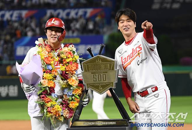 SK 왕조 시절부터 함께한 김광현이 500홈런 타자 최정과 함께 기념 촬영을 하고 있다.