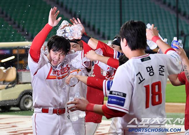 KBO 최초 500홈런 타자 최정을 향해 후배들은 물세례를 퍼부었다. 인천=박재만 기자 pjm@sportschosun.com