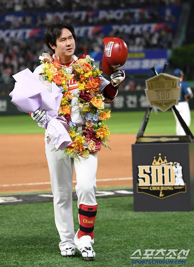 500홈런 달성 직후 최정은 헬멧을 벗고 팬들을 향해 고마운 마음을 전했다.