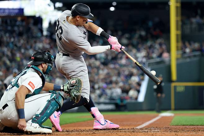 뉴욕 양키스 애런 저지가 15일(한국시각) 시애틀 매리너스와의 원정경기에서 8회 좌중월 결승 솔로홈런을 터뜨리고 있다. AFP연합뉴스