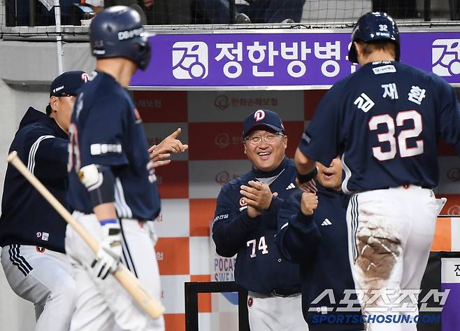 14일 대전 한화생명볼파크에서 열린 두산-한화전. 4회초 1사 1루 오명진의 2루타 때 득점한 김재환이 환영받고 있다. 대전=정재근 기자 cjg@sportschosun.com/2025..5.14/