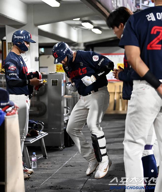 14일 광주KIA챔피언스필드에서 열린 롯데와 KIA의 경기, 8회초 롯데 손호영이 솔로홈런을 치고 기쁨을 나누고 있다. 광주=허상욱 기자wook@sportschosun.com/2025.05.14/