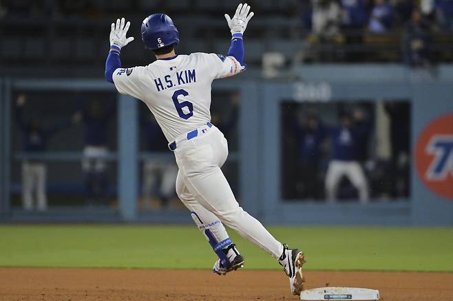 안녕 세리머니를 하는 LA 다저스 김혜성. AP연합뉴스