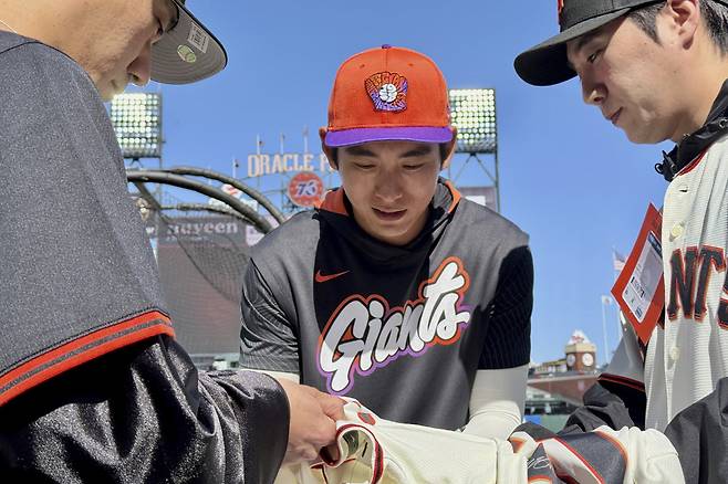 San Francisco Giants' Jung Hoo Lee, middle, signs autographs for fans before a baseball game between the Giants and the Arizona Diamondbacks in San Francisco, Tuesday, May 13, 2025. (AP Photo/Haven Daley)







<저작권자(c) 연합뉴스, 무단 전재-재배포, AI 학습 및 활용 금지>