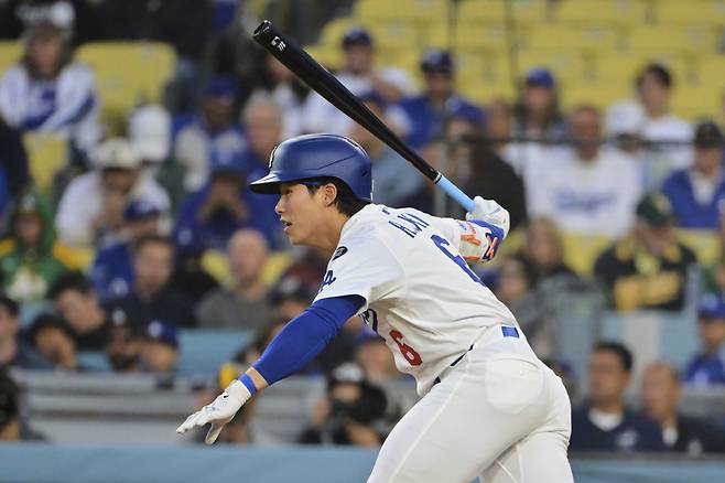 김혜성이 2회말 2루수 내야안타를 치고 있다. AP연합뉴스