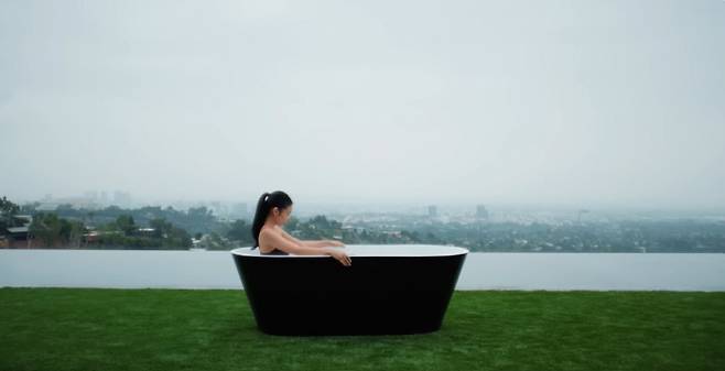 　◇제니의 콜드 플런지 시연. 이미지 출처=보그 유튜브