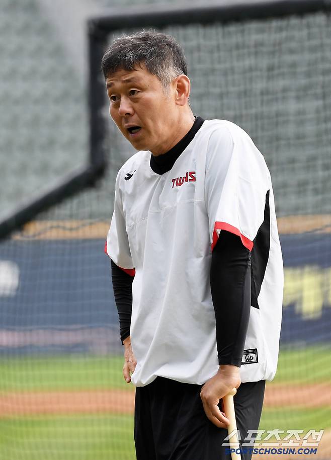 호랑이 선생님 박경완 배터리 코치가 포수 김성우, 이주헌의 성장을 위해 두 팔 걷고 나섰다.