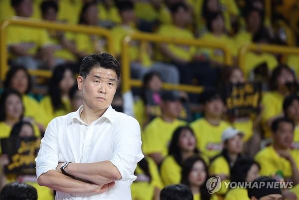 경기를 지켜보고 있는 조상현 LG 감독. ⓒKBL