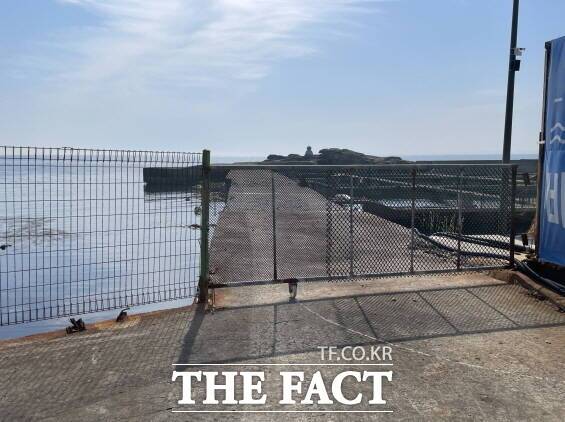 경북 동해안의 국토 최동단 땅끝 관광 명소가 18년간 봉쇄돼 관광객들의 항의 소동이 잇따르고 있다. / 박진홍 기자