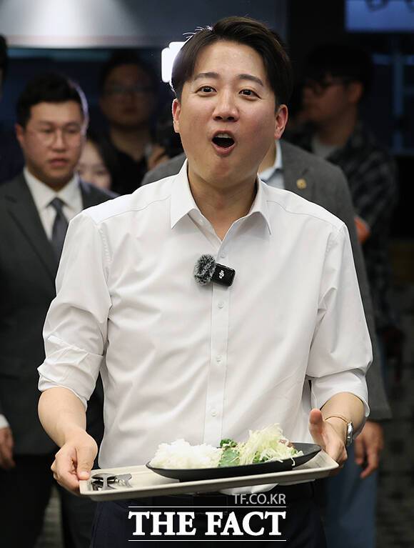 이준석 개혁신당 대선 후보가 주요 대선 주자 가운데 비호감도 1위를 기록한 것으로 나타났다. 이준석 개혁신당 대선 후보가 13일 오전 대구 북구 경북대학교 대구캠퍼스를 찾아 식판을 들고 자리로 이동하고 있다. /임영무 기자