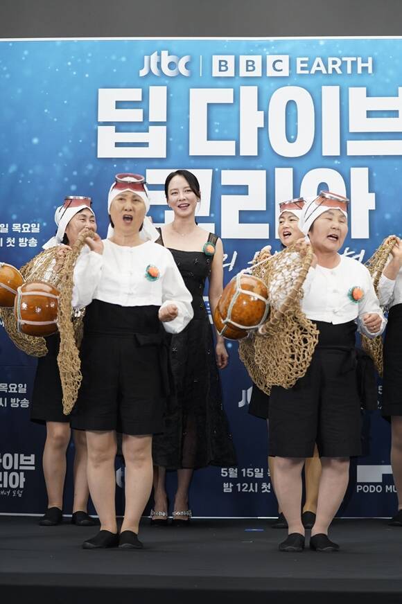 '송지효의 해녀 모험'은 매주 목요일 밤 12시 방송한다. /JTBC