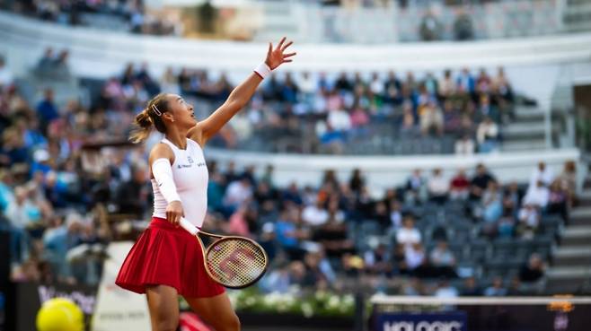 중국의 정친원이 로마 WTA 1000 단식 8강전에서 세계 1위 아리나 사발렌카에 서브를 넣고 있다. 사진/WTA 투어