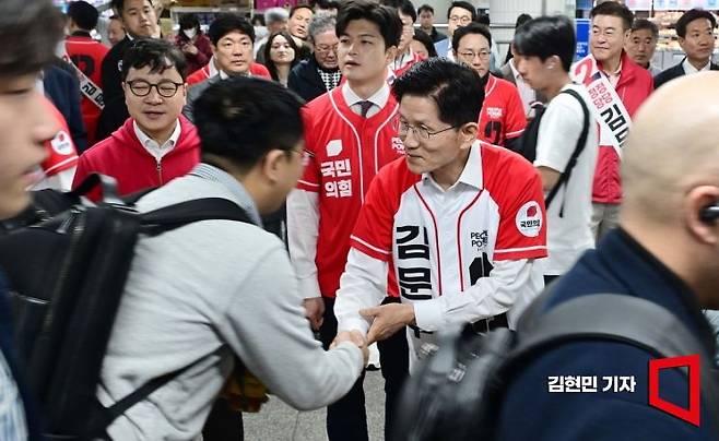 김문수 국민의힘 대선 후보가 15일 서울 구로구 신도림역에서  출근길 시민들과  인사하며 지지를 호소하고 있다. 2025.5.15 김현민 기자