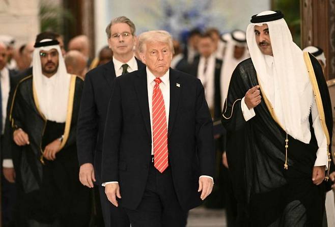 도널드 트럼프 미국 대통령(왼쪽)과 셰이크 타밈 빈 하마드 알타니 카타르 국왕. AFP연합뉴스