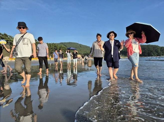 해남군은 이달부터 송호해변 맨발 걷기, 코리아 둘레길 걷기를 올해도 실시한다. 사진은 지난해 송호해변에서 맨발 걷기를 하고 있는 모습. 해남군 제공