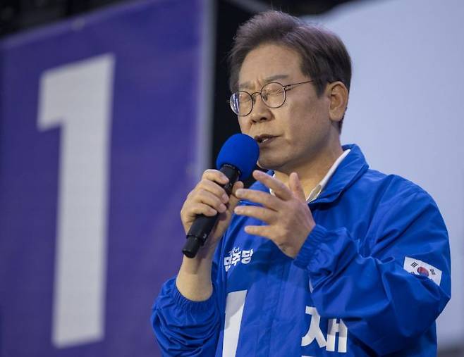 이재명 후보, 목포에서 지지 호소    (목포=연합뉴스) 황광모 기자 = 더불어민주당 이재명 대선후보가 15일 전남 목포시 평화광장 원형상가 앞에서 열린 유세에서 지지를 호소하는 연설을 하고 있다. 2025.5.15    hkmpooh@yna.co.kr(끝)＜저작권자(c) 연합뉴스, 무단 전재-재배포, AI 학습 및 활용 금지＞