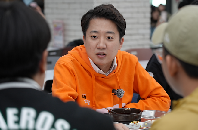 이준석 대통령 후보는 다자녀 번호판 부착 차량에 주차 요금의 70% 이상 감면 혜택을 부여할 계획을 밝혔다. 그는 "공공기관 및 대형 건물 주차장에 설치된 기존 여성 전용 주차 공간을 다자녀 전용 주차 구역으로 전환, 의무화할 것"이라고 했다.