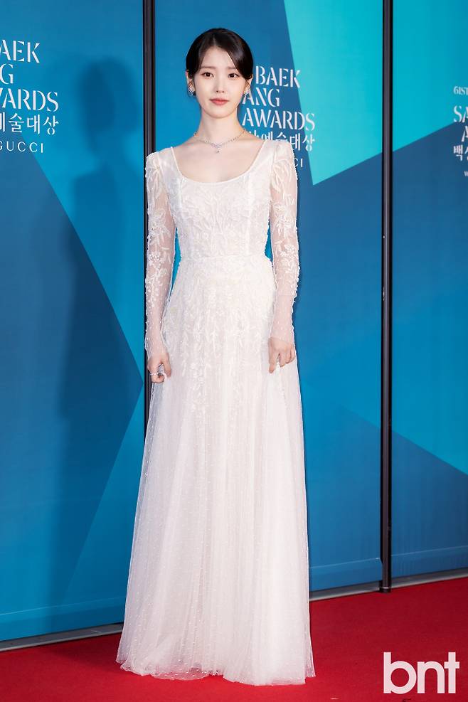 아이유, 유튜브 1000만 돌파... 다이아 버튼 언박싱