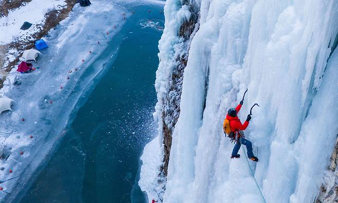 제265회 이달의 보도사진상 피쳐부문 우수상에 선정된 '전국 최저 영하 25도...한파 뚫는 빙벽 타기' /장련성 기자
