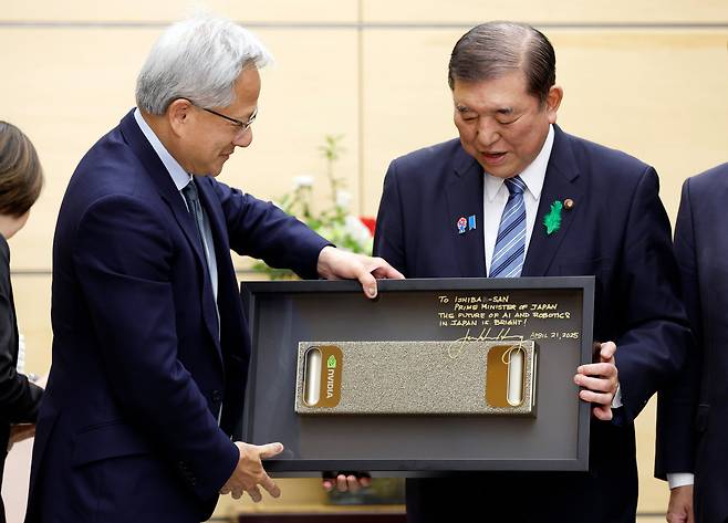지난 4월 21일 일본을 방문한 젠슨 황 엔비디아 CEO가 도쿄 총리 관저에서 이시바 시게루 일본 총리를 면담한 자리에서 이시바 총리에게 엔비디아 GPU를 선물하고 있다. /EPA 연합뉴스