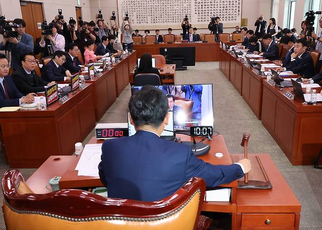 14일 서울 여의도 국회에서 열린 법원조직법·공직선거법·헌법재판소 등을 심사하는 법제사법위원회 전체회의에서 더불어민주당 소속 정청래 위원장이 의사봉을 두드리고 있다. /연합뉴스