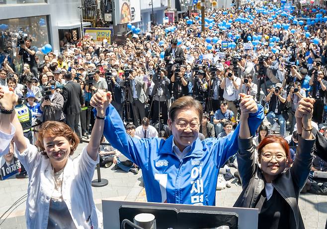 이재명 더불어민주당 대선 후보가 14일 부산 부산진구 서면  거리에서 유세에 나서고 있다./남강호기자