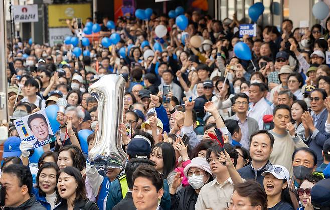 이재명 더불어민주당 대선 후보 지지자들이 14일 부산 부산진구 서면 쥬디스태화 옆 거리에서 이후보의 연설을 듣고 있다./남강호기자
