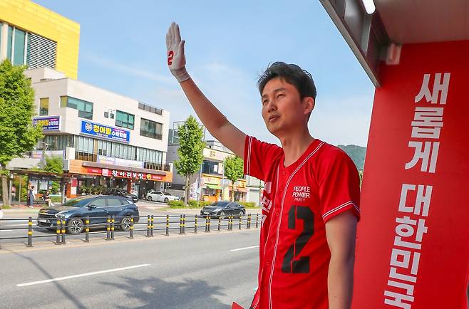 직장 휴가 내고… 광주 내려가 김문수 지지 유세 - 박은식 국민의힘 광주(光州) 동·남구을 당협위원장이 14일 동구문화센터 사거리에서 대선 지원 유세 차량에 올라 김문수 후보 지지를 호소하고 있다. 박 위원장은 본지 인터뷰에서 “노동운동가 출신인 김 후보가 민주당이 전유물처럼 여겨온 민주화, 노동운동 관련 어젠다를 국민의힘 의제로 가져올 수 있다고 본다”고 했다. /김영근 기자