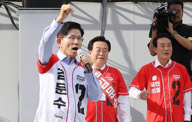 김문수 국민의힘 대선후보가 14일 오후 경남 밀양시 중앙로에서 유세를 하고 있다.  / 김지호 기자