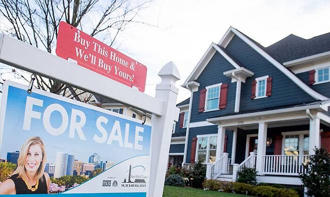 미국 버지니아주(州) 주택 앞에 ‘판매 중(For Sale)’ 팻말이 세워져 있다.