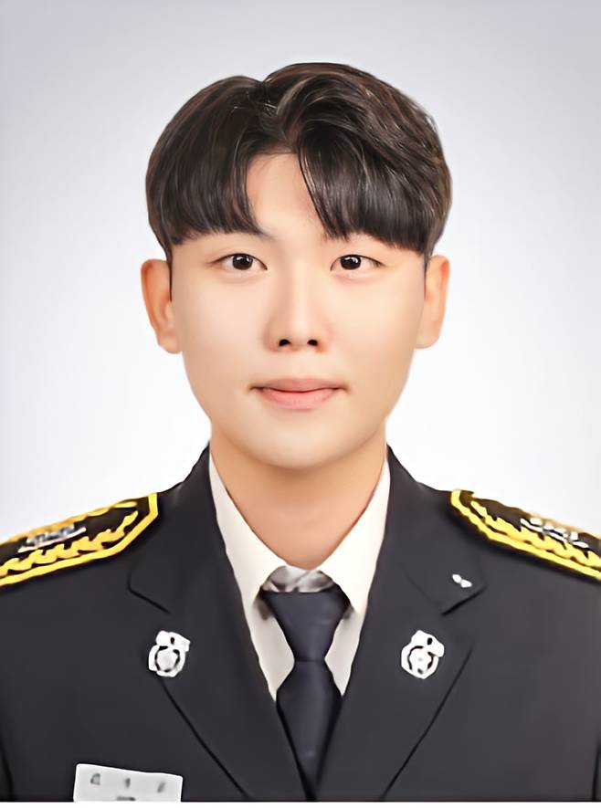 경북 문경 화재 현장에서 구조 작업을 하다 순직한 고 김수광 소방관의 사진. / 경북소방본부