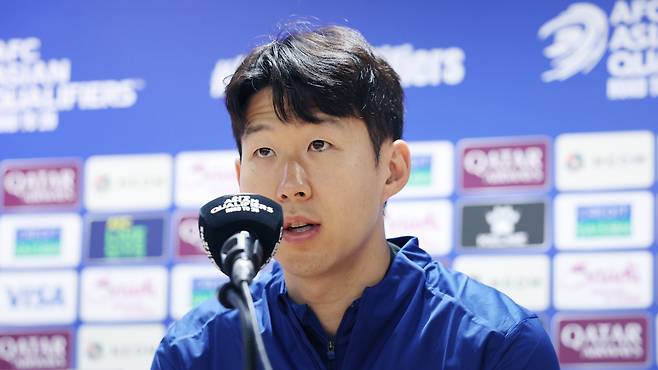 [고양=뉴시스] 김진아 기자 = 대한민국 축구대표팀 손흥민이 19일 경기 고양종합운동장에서 3월 A매치 대비 훈련에 앞서 열린 공식 기자회견에서 취재진의 질문에 답하고 있다. 한국은 오는 20일 고양종합운동장에서 오만과 2026 국제축구연맹(FIFA) 북중미 월드컵 아시아 지역 3차 예선 7차전을 치른 뒤, 25일 수원월드컵경기장에서 요르단과 8차전을 갖는다. 2025.03.19. bluesoda@newsis.com