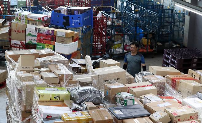 우편집중국에서 한 직원이 물품을 정리하고 있다. /뉴스1