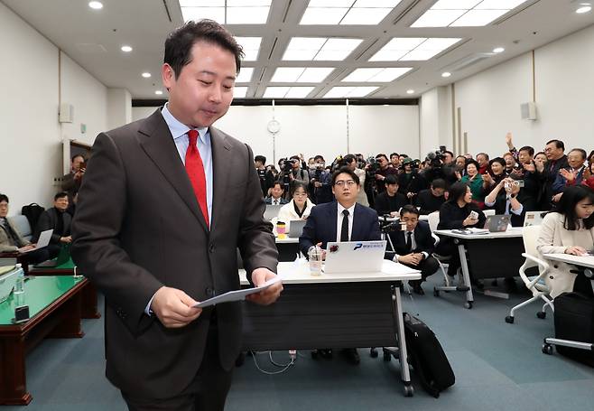 국민의힘 부산 수영구 후보로 공천을 받았다가 막말 논란으로 공천이 취소된 장예찬 전 국민의힘 청년최고위원이 지난해 3월 18일 오후 부산시의회 브리핑룸에서 열린 무소속 출마 선언 기자회견에 참석하고 있는 모습/뉴스1